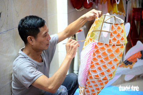 Nghệ nhân Nguyễn Trọng Bình với sản phẩm dự triển lãm Hội đèn lồng Huế 2023 Nghệ nhân Nguyễn Trọng Bình với sản phẩm dự triển lãm Hội đèn lồng Huế 2023