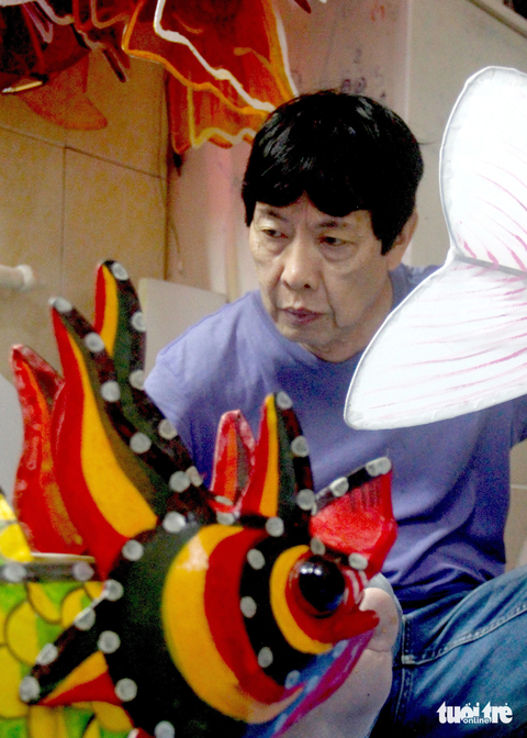 Nhà nghiên cứu văn hóa - nghệ nhân Trịnh Bách phục dựng đèn trung thu truyền thống làng nghề lồng đèn Báo Đáp (Nam Định) Nhà nghiên cứu văn hóa - nghệ nhân Trịnh Bách phục dựng đèn trung thu truyền thống làng nghề lồng đèn Báo Đáp (Nam Định)