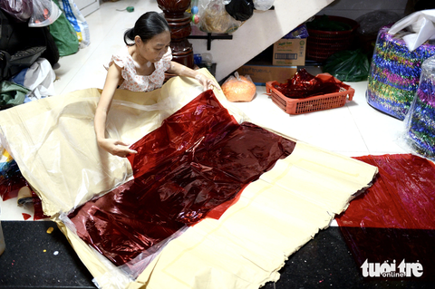 Chuẩn bị giấy bóng kính, nguyên liệu chính làm lồng đèn truyền thống Chuẩn bị giấy bóng kính, nguyên liệu chính làm lồng đèn truyền thống