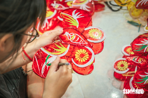 Hồng Anh (26 tuổi) - truyền nhân đời thứ ba đam mê với lồng đèn truyền thống Hồng Anh (26 tuổi) - truyền nhân đời thứ ba đam mê với lồng đèn truyền thống