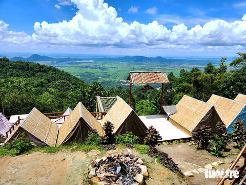 Các homestay xây trái phép trên núi Cấm thường tạm bợ ở vị trí cheo leo - Ảnh: B.ĐẤU Các homestay xây trái phép trên núi Cấm thường tạm bợ ở vị trí cheo leo - Ảnh: B.ĐẤU