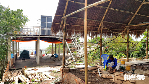 Các homestay xây trái phép trên núi Cấm thường tạm bợ ở vị trí cheo leo - Ảnh: B.ĐẤU Các homestay xây trái phép trên núi Cấm thường tạm bợ ở vị trí cheo leo - Ảnh: B.ĐẤU