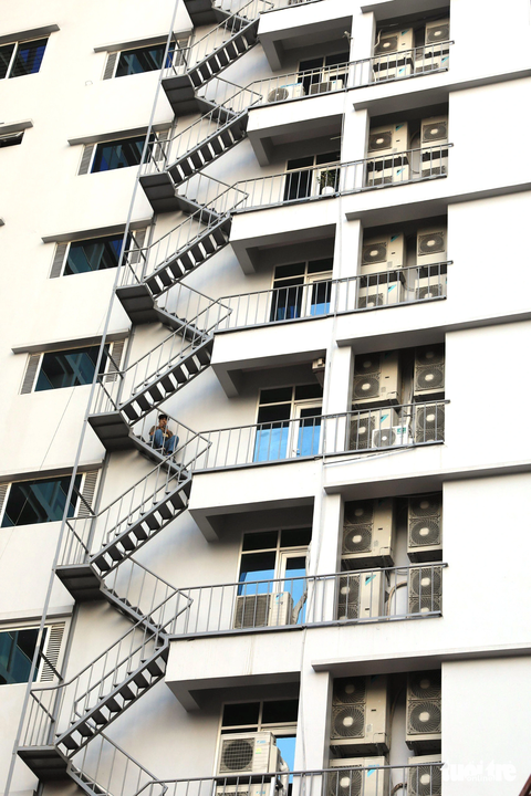 Thang thoát hiểm tòa nhà được lắp đặt kiên cố ngay từ lúc xây dựng tại một chung cư mini ở quận Đống Đa, TP Hà Nội - Ảnh: DANH KHANG Thang thoát hiểm tòa nhà được lắp đặt kiên cố ngay từ lúc xây dựng tại một chung cư mini ở quận Đống Đa, TP Hà Nội - Ảnh: DANH KHANG