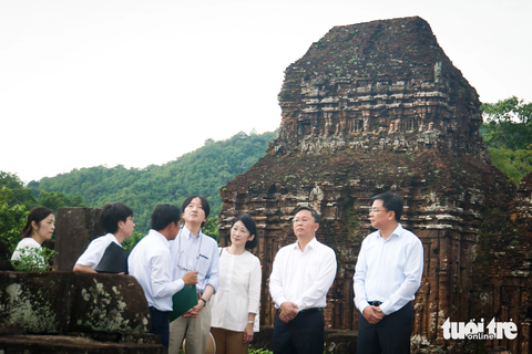 Thăm Mỹ Sơn, Hoàng thái tử Nhật Bản quan sát kỹ và hỏi nhiều về khu đền tháp - Ảnh 1. Hoàng thái tử Akishino và Công nương Kiko nghe thuyết minh về khu đền tháp Mỹ Sơn tại tỉnh Quảng Nam ngày 24-9 - Ảnh: HOÀNG THỌ