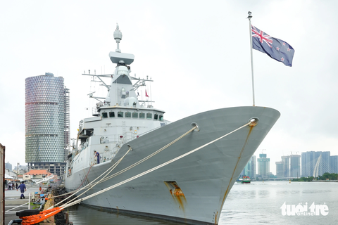 Hai tàu Hải quân New Zealand thăm TP.HCM - Ảnh 1. Tàu HMNZS Aotearoa tại cảng Sài Gòn sáng 24-9 - Ảnh: HỮU HẠNH