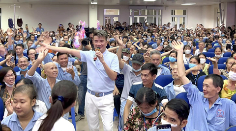 Đàm Vĩnh Hưng trong vòng tay yêu thương của những khán giả đặc biệt - Ảnh: Facebook Đàm Vĩnh Hưng Đàm Vĩnh Hưng trong vòng tay yêu thương của những khán giả đặc biệt - Ảnh: Facebook Đàm Vĩnh Hưng