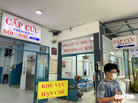 Vụ sập nhà 4 tầng ở quận Bình Thạnh: Hai nạn nhân bị thương nặng, có người dập phổi - Ảnh 3. Bệnh viện quận Bình Thạnh, nơi ba nạn nhân đang được theo dõi - Ảnh: XUÂN MAI