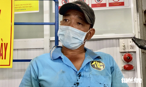 Người thợ cắt sắt trước nhà 4 tầng sập đổ: 'Chỉ 10 giây sập hết, bụi bay trắng trời, đi không nổi' - Ảnh 1. Ông Nguyễn Thành Hải kể lại khoảnh khắc ngôi nhà 4 tầng sập đổ - Ảnh: XUÂN MAI