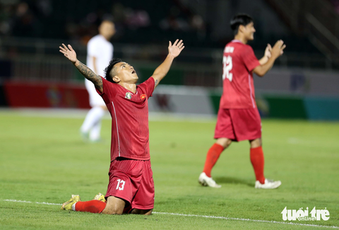 Những 'Quả bóng vàng' chơi bóng trong mưa trên sân Thống Nhất - Ảnh 6. Quang Hải ăn mừng bàn thắng - Ảnh: N.K