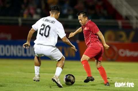 Những 'Quả bóng vàng' chơi bóng trong mưa trên sân Thống Nhất - Ảnh 7. "Maradona Việt Nam" Lư Đình Tuấn đi bóng - Ảnh: N.K