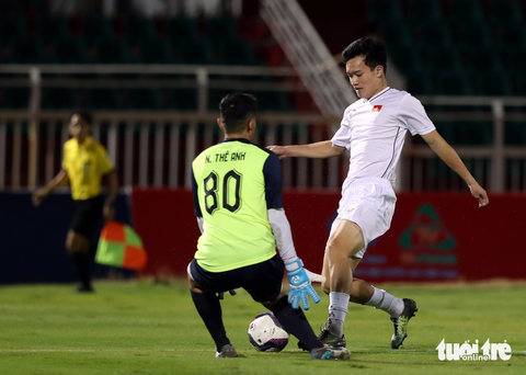 Những 'Quả bóng vàng' chơi bóng trong mưa trên sân Thống Nhất - Ảnh 9. Quả bóng vàng Việt Nam 2021 - tiền vệ Hoàng Đức vượt qua thủ môn Thế Anh - Ảnh: N.K