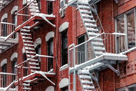 Cầu thang thoát hiểm bên ngoài ở một chung cư tại thành phố New York (Mỹ) - Ảnh: AFP Cầu thang thoát hiểm bên ngoài ở một chung cư tại thành phố New York (Mỹ) - Ảnh: AFP
