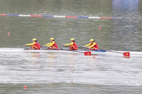 Chèo thuyền đoạt huy chương đầu tiên cho Việt Nam tại Asiad 19 - Ảnh 1. Các VĐV chèo thuyền mang về HCĐ Asiad 19 - Ảnh: Đ.K.