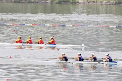 Chèo thuyền đoạt huy chương đầu tiên cho Việt Nam tại Asiad 19 - Ảnh 3. Các cô gái Việt Nam (trái) để thua đáng tiếc trước Nhật Bản - Ảnh: Đ.K.