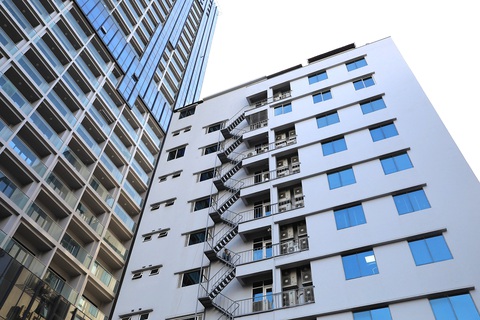 Một chung cư mini tại quận Đống Đa, TP Hà Nội lắp thang thoát hiểm ngay từ lúc xây dựng (ảnh lớn) và thang thoát hiểm bên ngoài - kiến trúc khá quen thuộc ở các tòa nhà chung cư cũ ở New York (Mỹ) - Ảnh: DANH KHANG - Brick Underground Dự thảo Luật Nhà ở (sửa đổi) sẽ đưa quy định mới quản lý chung cư mini. Trong ảnh: một chung cư mini tại Hà Nội - Ảnh: DANH KHANG