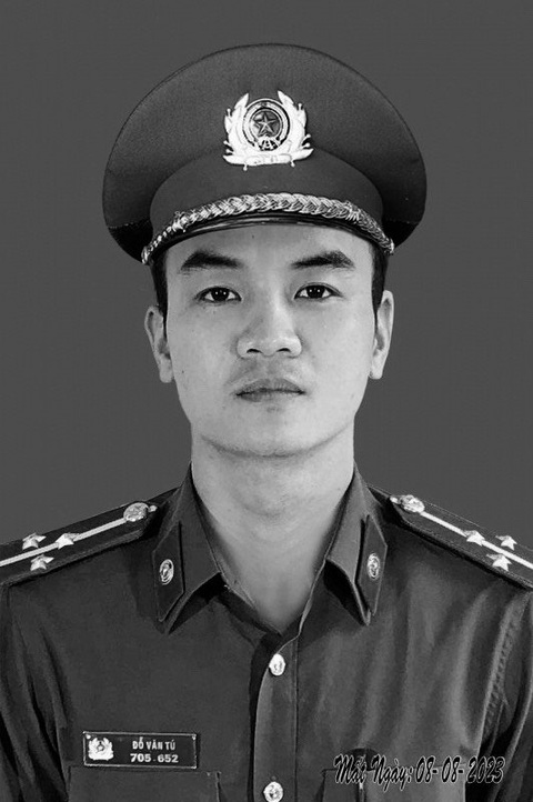 Truy thăng cấp bậc hàm cho chiến sĩ công an hy sinh tại Thái Bình - Ảnh 1. Lãnh đạo Bộ Công an ký quyết định truy thăng cấp bậc hàm từ trung úy lên thượng úy đối với chiến sĩ Đỗ Văn Tú hy sinh trong lúc làm nhiệm vụ - Ảnh: Gia đình cung cấp