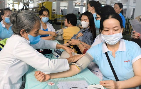 Nhiều công nhân đã được công đoàn đơn vị phối hợp khám sức khỏe ngay tại nơi làm việc - Ảnh: VŨ THỦY Nhiều công nhân đã được công đoàn đơn vị phối hợp khám sức khỏe ngay tại nơi làm việc - Ảnh: VŨ THỦY