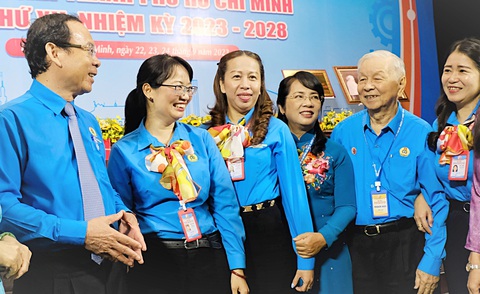 Vượt thách thức, phối hợp chăm lo người lao động - Ảnh 1. Bí thư Thành ủy TP.HCM Nguyễn Văn Nên (trái) trò chuyện cùng cán bộ Công đoàn TP.HCM tại phiên bế mạc đại hội - Ảnh: VŨ THỦY