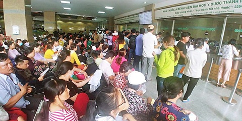 Những người trẻ sớm mất ngủ - Kỳ 3: Những người trẻ thích làm cú đêm - Ảnh 3. Các bác sĩ cho biết số người điều trị chứng khó ngủ đang ngày càng tăng - Ảnh: MẠNH DŨNG