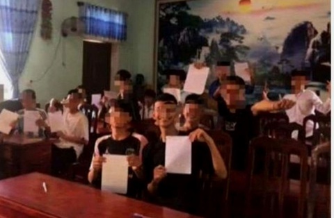 Học sinh bị đánh hội đồng phải bỏ thi vào lớp 10 có cơ hội được xét đặc cách - Ảnh 1. Các học sinh viết bản kiểm điểm vì đánh hội đồng khiến V. không thể thi vào lớp 10 - Ảnh: H.D.