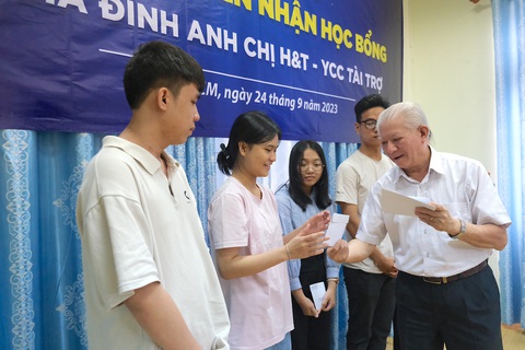 Hội Bảo trợ bệnh nhân nghèo TP.HCM trao học bổng cho tân sinh viên - Ảnh 1. Ông Trần Thành Long (chủ tịch Hội Bảo trợ bệnh nhân nghèo TP.HCM) trao học bổng cho các tân sinh viên khó khăn - Ảnh: NGỌC PHƯỢNG
