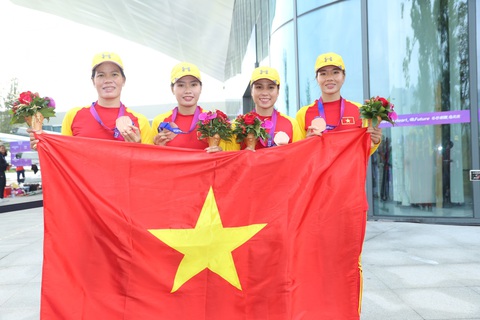 Các cô gái đua thuyền bật khóc khi mang về tấm huy chương đầu tiên ở Asiad 19 - Ảnh 1. Phạm Thị Huệ, Dư Thị Bông, Hà Thị Vui và Đinh Thị Hảo (từ trái sang) với tấm huy chương đồng Asiad 19 sáng 24-9 - Ảnh: QUÝ LƯỢNG