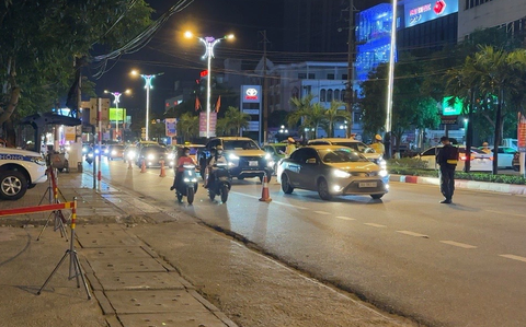 Tổ công tác của Cục CSGT phát hiện loạt cán bộ, công chức vi phạm nồng độ cồn - Ảnh 1. Tổ công tác kiểm soát nồng độ cồn tại Hà Tĩnh - Ảnh: Công an cung cấp