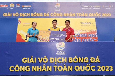 Công đoàn Nghệ An vô địch Giải bóng đá công nhân toàn quốc khu vực 3 - Ảnh 5. Cầu thủ Nguyễn Đình Linh - số 10, Công đoàn Nghệ An - ghi 11 bàn thắng, trở thành Vua phá lưới vòng loại khu vực 3 - Ảnh: HOÀNG TÙNG