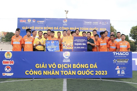 Công đoàn Nghệ An vô địch Giải bóng đá công nhân toàn quốc khu vực 3 - Ảnh 7. Đội bóng Công đoàn Điện lực Việt Nam giành hạng ba - Ảnh: HOÀNG TÙNG
