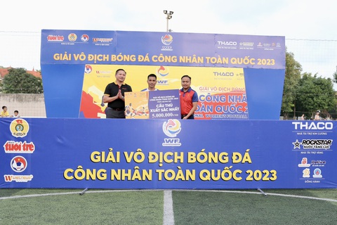 Công đoàn Nghệ An vô địch Giải bóng đá công nhân toàn quốc khu vực 3 - Ảnh 6. Cầu thủ Phan Văn Tùng - đội bóng Công an nhân dân - nhận giải Cầu thủ xuất sắc nhất - Ảnh: HOÀNG TÙNG