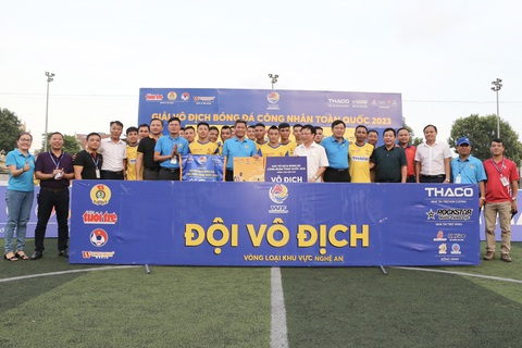 Công đoàn Nghệ An vô địch Giải bóng đá công nhân toàn quốc khu vực 3 - Ảnh 9. Đội bóng Công đoàn Nghệ An đoạt chức vô địch - Ảnh: HOÀNG TÙNG