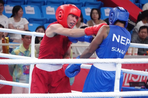 Asiad: Bóng bàn nữ Việt Nam đối đầu Trung Quốc ở tứ kết - Ảnh 2. Hà Thị Linh (trái) giành suất vào vòng thi đấu thứ hai - Ảnh: N.T