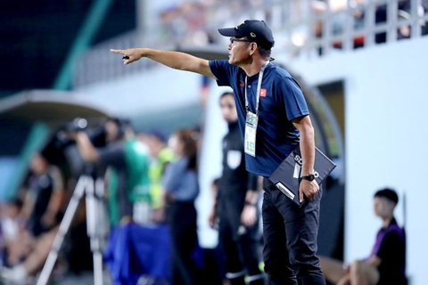U17 nữ Việt Nam để Philippines đoạt vé dự giải châu Á ngay trên sân nhà - Ảnh 2. HLV Akira Ijiri chỉ đạo U17 nữ Việt Nam - Ảnh: VFF