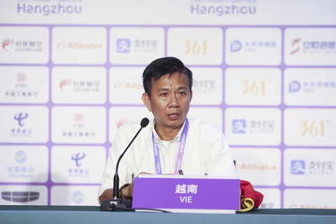HLV Hoàng Anh Tuấn: 'Nhiều cầu thủ chơi chưa đúng sức ở Asiad 19' - Ảnh 1. HLV Hoàng Anh Tuấn trong buổi họp báo sau trận gặp Saudi Arabia - Ảnh: ĐỨC LINH