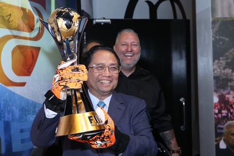 Thủ tướng nâng cúp vô địch FIFA Club World Cup 2012 của Corinthians và đeo đôi găng tay của "người gác đền", thủ môn Cassio, người đạt danh hiệu Quả bóng vàng trong giải đấu này - Ảnh: NHẬT BẮC Thủ tướng nâng cúp vô địch FIFA Club World Cup 2012 của Corinthians và đeo đôi găng tay của "người gác đền", thủ môn Cassio, người đạt danh hiệu Quả bóng vàng trong giải đấu này - Ảnh: NHẬT BẮC