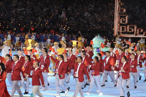 Sự kiện Asiad: Dịp chứng minh châu Á vươn mình - Ảnh 2. Đoàn thể thao Việt Nam diễu hành trong lễ khai mạc Asiad 19 - Ảnh: ĐỨC KHUÊ