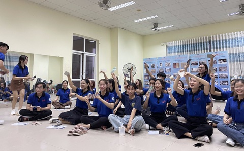 Sinh viên thành phố nặng lòng với nghệ thuật dân tộc - Ảnh 2. Một buổi sinh hoạt của Câu lạc bộ Dân ca và Nhạc cổ truyền - Ảnh: NVCC