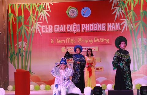 Sinh viên thành phố nặng lòng với nghệ thuật dân tộc - Ảnh 3. Một buổi diễn của Câu lạc bộ Giai điệu phương Nam - Ảnh: NVCC