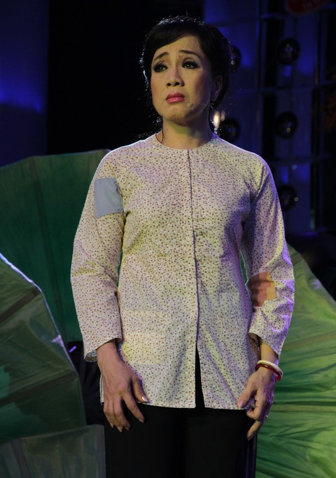 Phương Hồng Thủy trong sô diễn Tâm sự cô đào hát năm 2012 tại phòng trà Nam Quang - Ảnh: LINH ĐOAN Phương Hồng Thủy trong sô diễn Tâm sự cô đào hát năm 2012 tại phòng trà Nam Quang - Ảnh: LINH ĐOAN