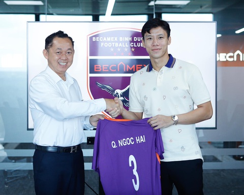Quế Ngọc Hải chính thức gia nhập CLB B.Bình Dương - Ảnh 1. Trung vệ Quế Ngọc Hải (phải) chính thức ra mắt CLB B.Bình Dương - Ảnh: BBFC