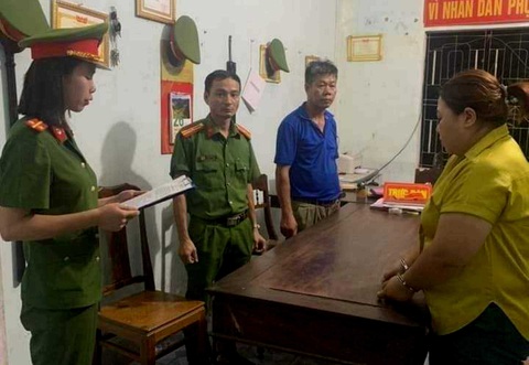 Nhận tiền thật rồi làm sổ đỏ giả, ‘nữ quái’ sa lưới - Ảnh 1. Công an huyện Cam Lộ đọc lệnh giữ người trong trường hợp khẩn cấp với Thuận để làm rõ hành vi làm sổ đỏ giả - Ảnh: G.C.