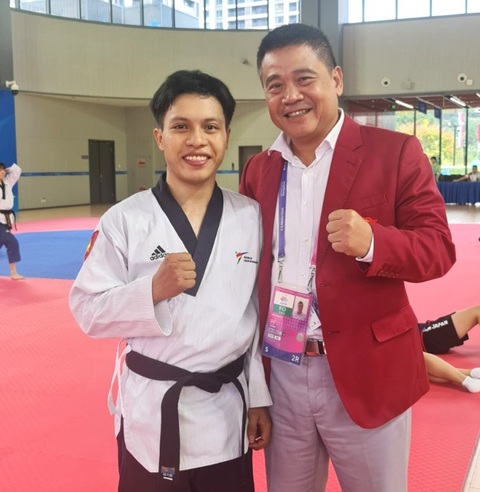 Ngày thi đấu đầu tiên tại Asiad 19: Việt Nam đã có 2 huy chương đồng - Ảnh 2. Võ sĩ taekwondo Trần Hồ Duy (trái) đã chắc chắn có 1 HCĐ Asiad - Ảnh: TTVN