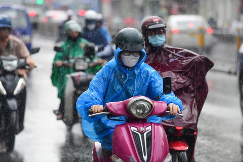 Thời tiết hôm nay: Áp thấp nhiệt đới tiến gần bờ, nhiều nơi mưa to - Ảnh 1. Do ảnh hưởng áp thấp nhiệt đới, thời tiết nhiều nơi mưa to - Ảnh: QUANG ĐỊNH