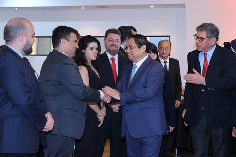 Thủ tướng kêu gọi doanh nghiệp Brazil vượt khoảng cách địa lý, đến Việt Nam đầu tư - Ảnh 1. Thủ tướng Phạm Minh Chính bắt tay các đại diện doanh nghiệp Brazil tham dự tọa đàm ngày 24-9 - Ảnh: NHẬT BẮC