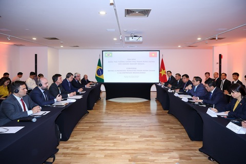 Thủ tướng kêu gọi doanh nghiệp Brazil vượt khoảng cách địa lý, đến Việt Nam đầu tư - Ảnh 2. Toàn cảnh cuộc tọa đàm giữa Thủ tướng với doanh nghiệp Brazil - Ảnh: NHẬT BẮC