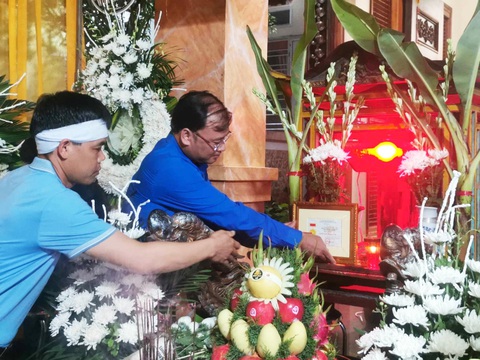 Truy tặng huy hiệu Tuổi trẻ dũng cảm cho chiến sĩ công an hy sinh tại Thái Bình - Ảnh 1. Anh Thiệu Minh Quỳnh - bí thư Tỉnh Đoàn Thái Bình - đến viếng và truy tặng huy hiệu Tuổi trẻ dũng cảm cho trung úy Đỗ Văn Tú - Ảnh: K.LINH