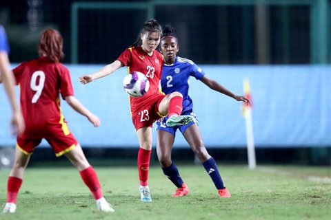 U17 nữ Việt Nam để Philippines đoạt vé dự giải châu Á ngay trên sân nhà - Ảnh 1. U17 nữ Việt Nam (áo đỏ) trong trận thua U17 Philippines - Ảnh: VFF