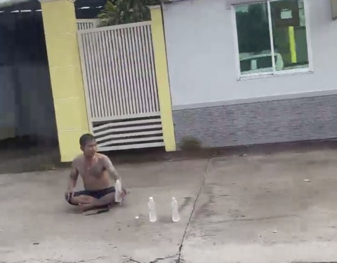 Nam thanh niên nghi ngáo đá đâm trọng thương thiếu tá công an - Ảnh 2. Nam thanh niên nghi ngáo đá ngồi cố thủ cùng con dao - Ảnh: HOÀI ANH