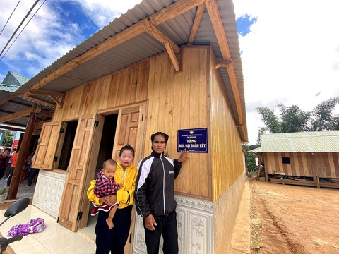 Và những mái nhà cháy đã hồi sinh - Ảnh 2. Vợ chồng anh A Lăng Túy vui mừng bên ngôi nhà mới - Ảnh: LÊ TRUNG