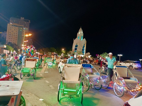 Nha Trang xây dựng tour xích lô chuyên nghiệp - Ảnh 4. Các xích lô điện độ chế đèn nháy chèo kéo khách ở đường Trần Phú - Ảnh: MINH CHIẾN
